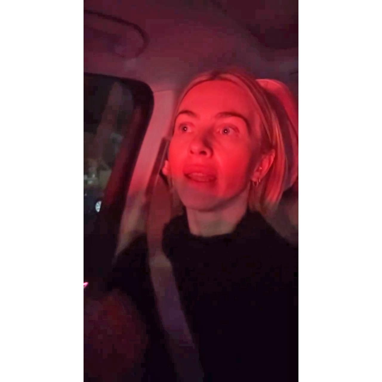 source:usmagazine - Julianne Hough e la sua Evacuazione - Julianne Hough durante l'evacuazione