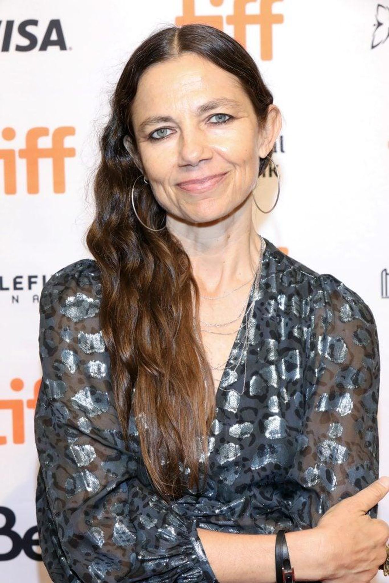Justine_attacca_zoFj8AchE6 - Confidenze24 source:thehollywoodgossip - Justine attacca - Justine Bateman al Toronto International Film Festival