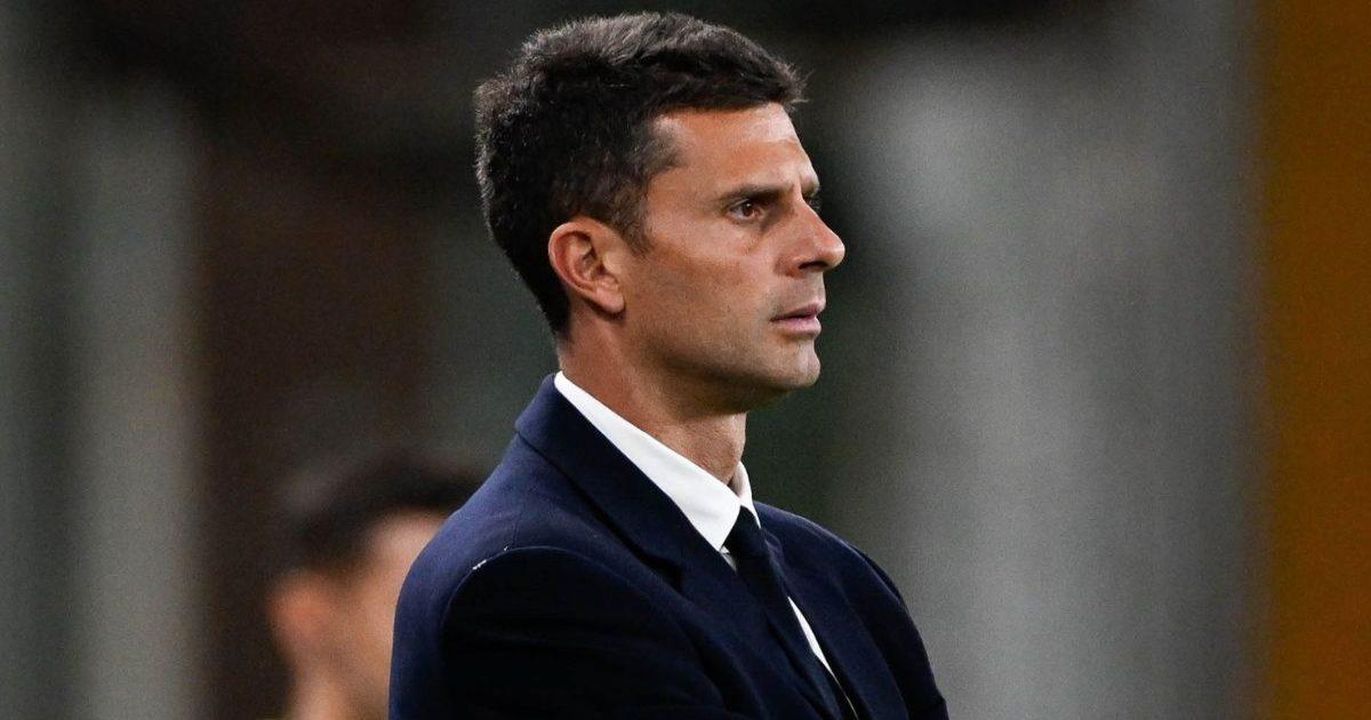 source:Blasting News - Juventus, Momblano: 'Nelle ultime settimane vedo un Thiago Motta molto più passivo rispetto l'inizio' - Thiago Motta, allenatore della Juventus