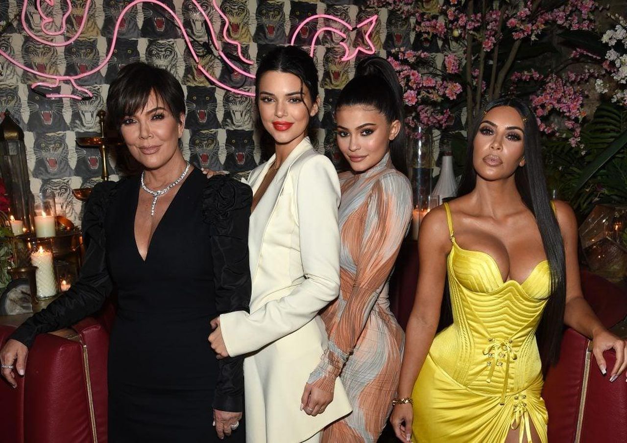 Kardashians_Costretti_a_Evacuare_a_Causa_del_Kenneth_Fire_3GgA0ywPVm - Confidenze24 source:thehollywoodgossip - Kardashians Costretti a Evacuare a Causa del Kenneth Fire - Kris Jenner, Kendall Jenner, Kylie Jenner e Kim Kardashian a una cena intima.