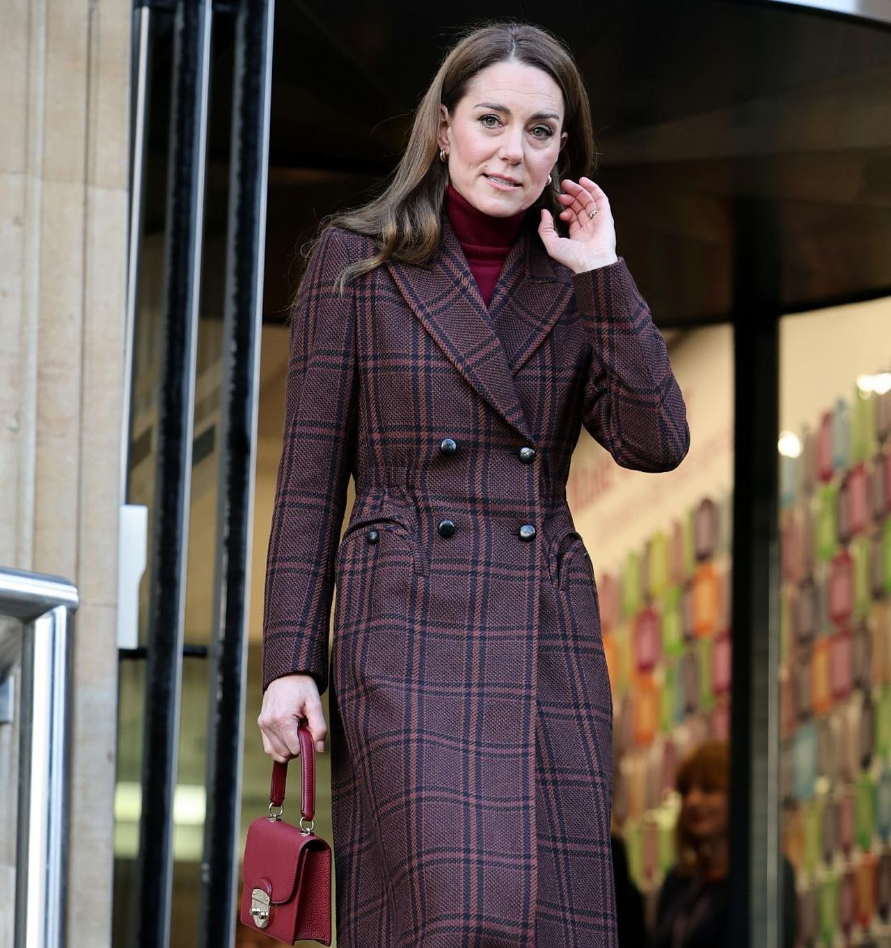 Kate__stata_smugglata_in_ospedale_Sr6ptp4PXZ - Confidenze24 source:celebitchy - Kate è stata 'smugglata' in ospedale? - La Principessa di Galles durante la visita al Royal Marsden Hospital