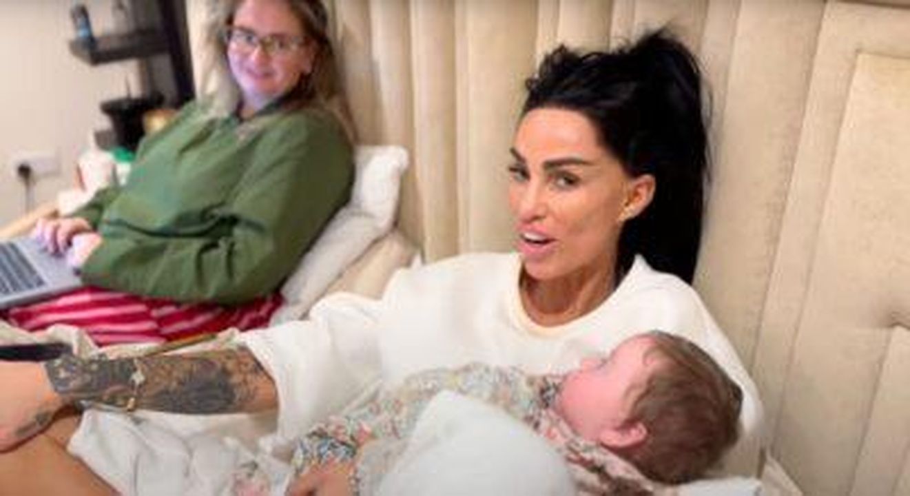Katie_Price_dice_di_avere_un_nuovo_bambino_0l0rBLNT9Y - Confidenze24 source:entertainmentdaily - Katie Price dice di avere un ‘nuovo bambino’ - Katie Price guarda la telecamera mentre tiene in braccio il bambino della sorella