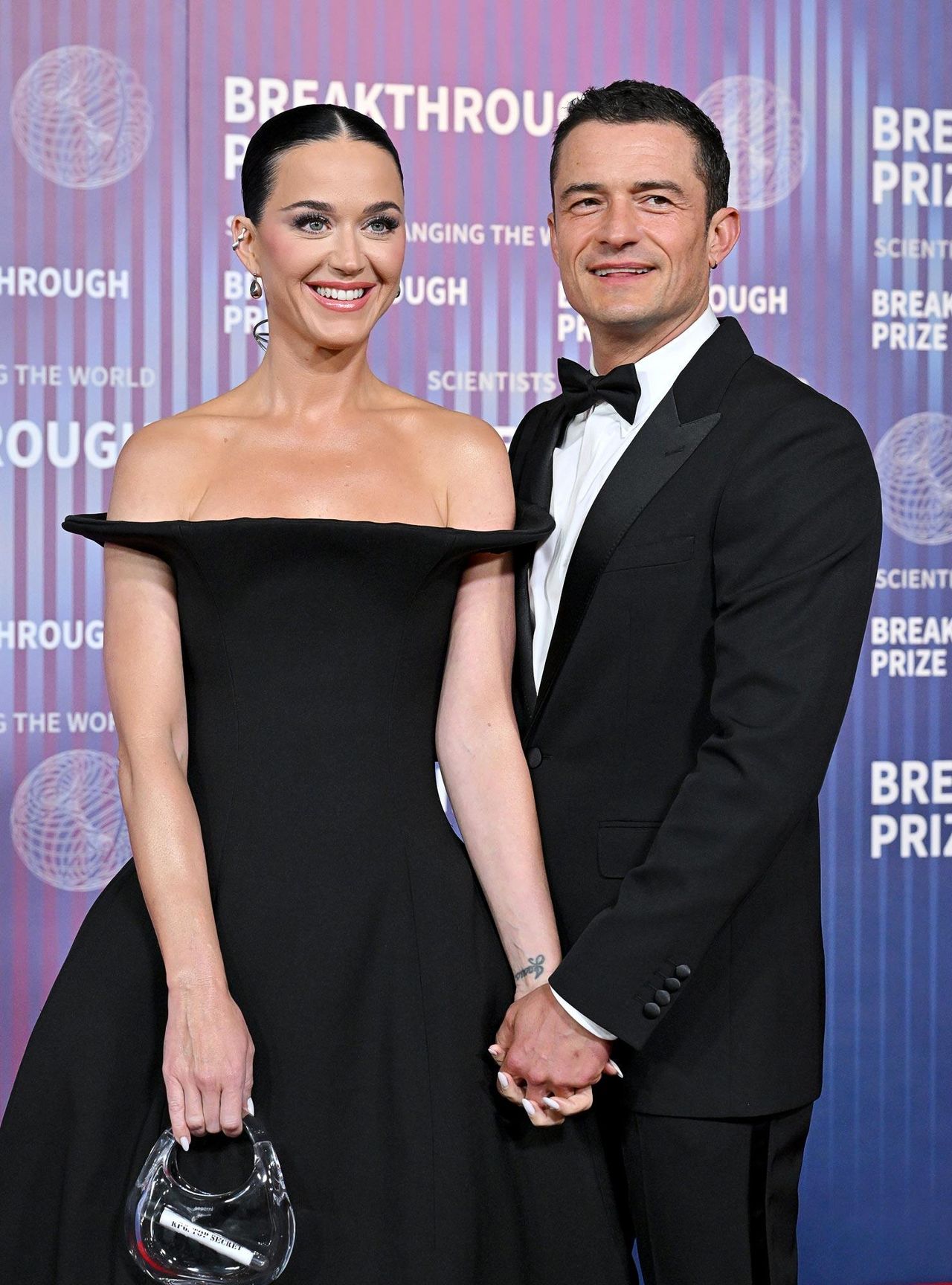 Katy_Perry_e_il_Test_di_Gravidanza_4N4DWMIV7O - Confidenze24 source:usmagazine - Katy Perry e il Test di Gravidanza - Katy Perry tiene il test di gravidanza accanto alle orecchie di Legolas