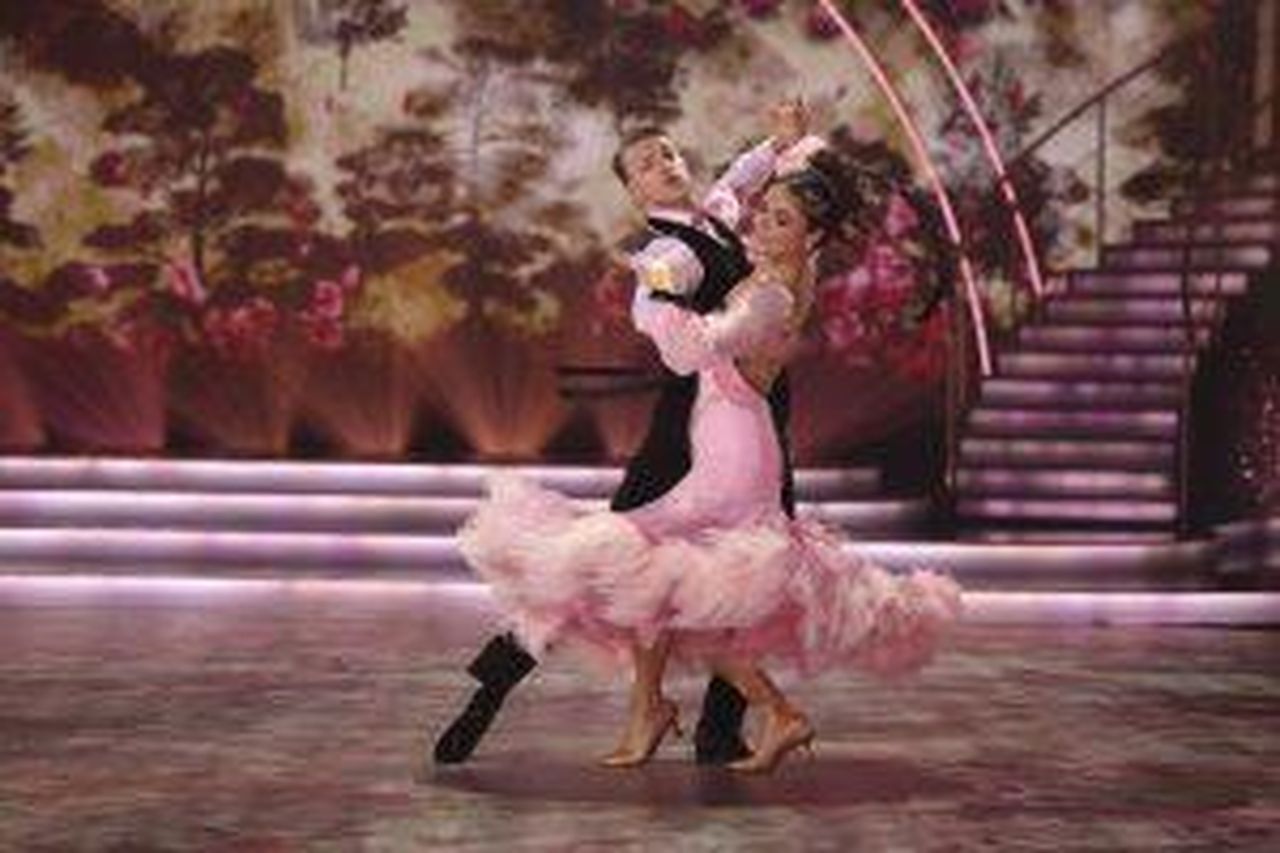 source:vipmagazine - Kayleigh Trappe e Ervinas Merfeldas - Star dei social media Kayleigh Trappe con il suo partner di danza Ervinas Merfeldas durante Dancing with the Stars.