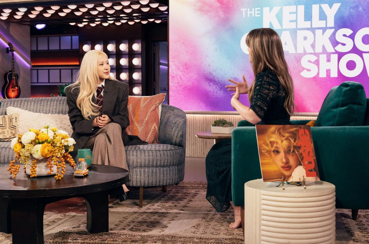 Kelly_Clarkson_chiede_a_ROS_di_insegnarle_a_ballare_PwX6Fxce1G - Confidenze24 source:billboard - Kelly Clarkson chiede a ROSÉ di insegnarle a ballare - Rosé e Kelly Clarkson durante 'The Kelly Clarkson Show.'