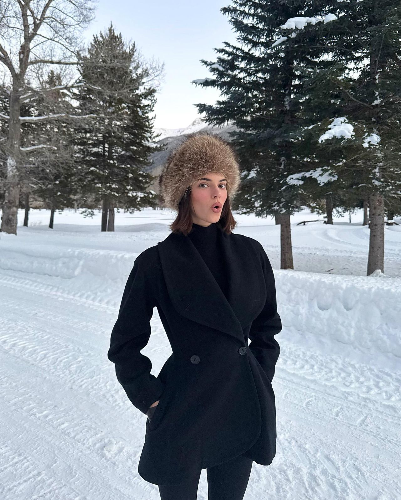 Kendall_Jenner_e_il_suo_stile_invernale_EmX0ErX0ch - Confidenze24 source:usmagazine - Kendall Jenner e il suo stile invernale - Kendall Jenner mostra il suo stile invernale con Kylie Jenner