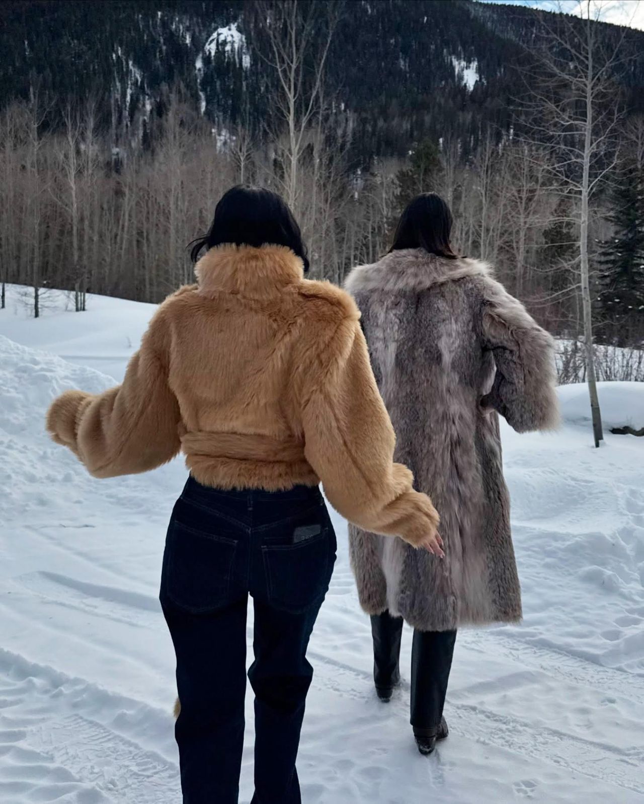 Kendall_Jenner_e_il_suo_stile_invernale_hp2XFZynMo - Confidenze24 source:usmagazine - Kendall Jenner e il suo stile invernale - Kendall Jenner mostra il suo stile invernale con Kylie Jenner