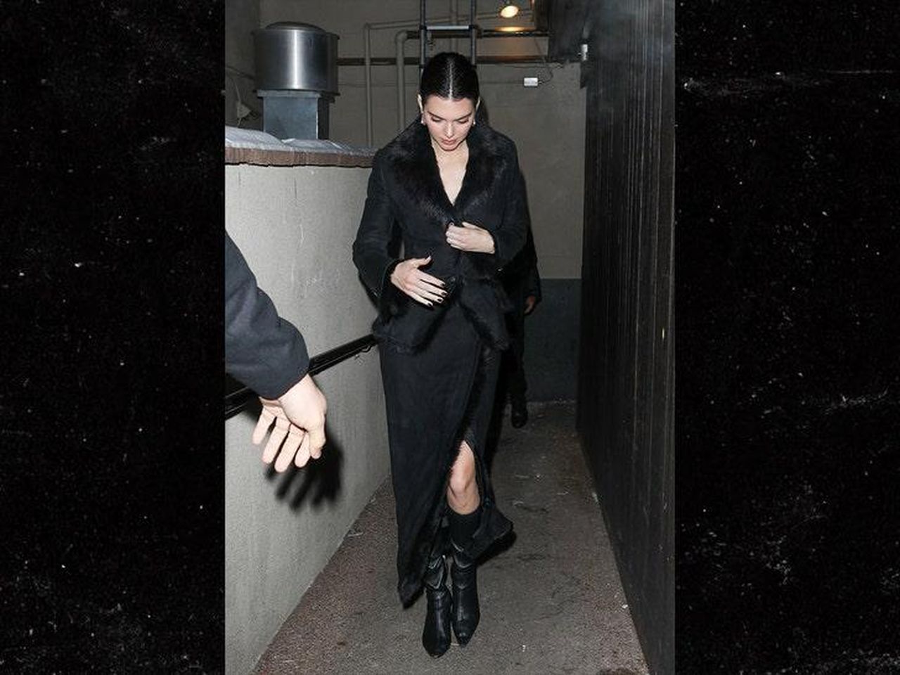 Kendall_e_Kylie_in_passerella_ad_Aspen_xwPu5PvUne - Confidenze24 source:allcelebrities - Kendall e Kylie in passerella ad Aspen - Kylie Jenner e Kendall Jenner Girls Night Out a Casa Tua