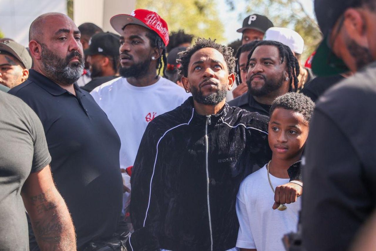 Kendrick_Lamar_e_il_Super_Bowl_LIX_8cgKqymko8 - Confidenze24 source:bossip - Kendrick Lamar e il Super Bowl LIX - Kendrick Lamar durante le riprese di un video musicale