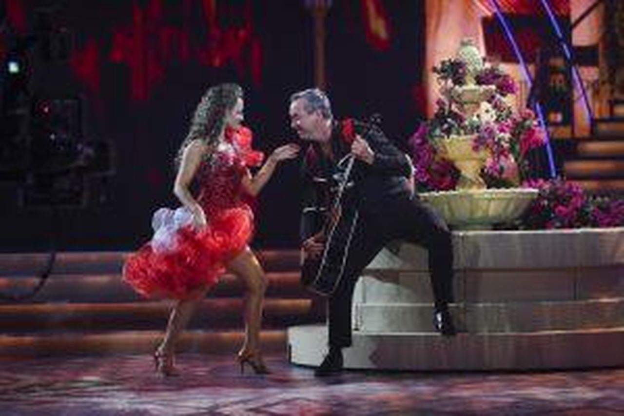 source:vipmagazine - Kevin Dundon e Rebecca Scott - Chef Kevin Dundon con il suo partner di danza Rebecca Scott durante Dancing with the Stars.