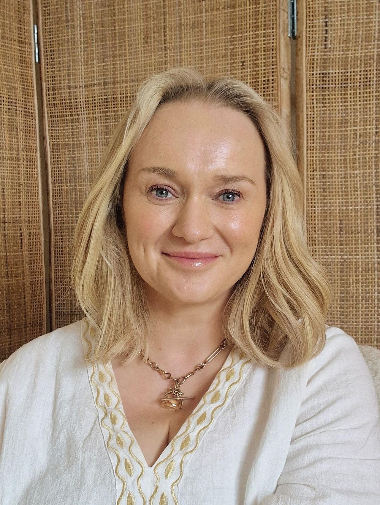 Kit_Ross__Sound_Therapist_GvkzSkSIQQ - Confidenze24 source:vipmagazine - Kit Ross – Sound Therapist - Kit Ross