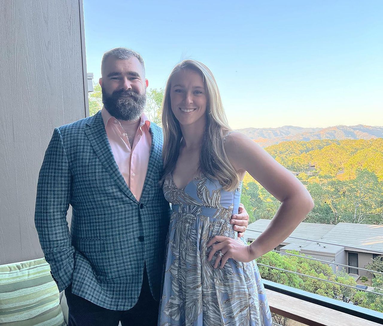 Kylie_e_Jason_Kelce_parlano_del_quarto_figlio_e4pUXnyJH1 - Confidenze24 source:usmagazine - Kylie e Jason Kelce parlano del quarto figlio - Perché Jason e Kylie Kelce stanno considerando solo nomi 'gender-neutral' per il quarto bambino