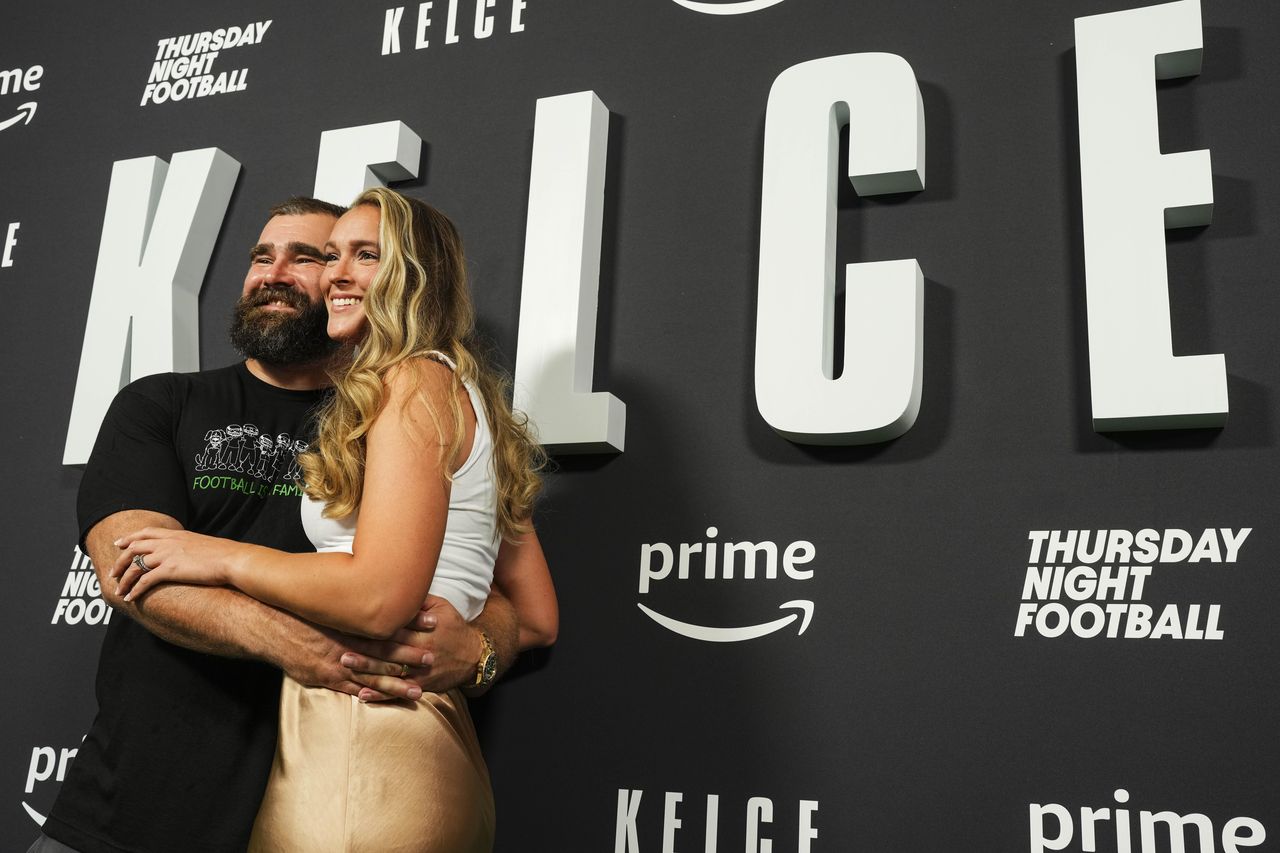 Kylie_parla_dei_nomi_per_la_quarta_figlia_8gVIgontWE - Confidenze24 source:sheknows - Kylie parla dei nomi per la quarta figlia - Jason Kelce e Kylie Kelce durante la premiere del documentario Kelce