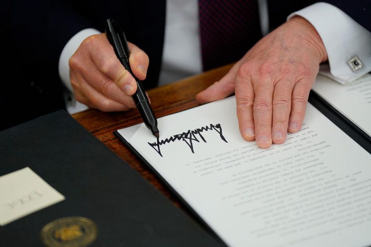 LOrdine_di_Trump_e_le_Conseguenze_rvbkDEEw9A - Confidenze24 source:bossip - L'Ordine di Trump e le Conseguenze - Donald Trump durante l'inaugurazione