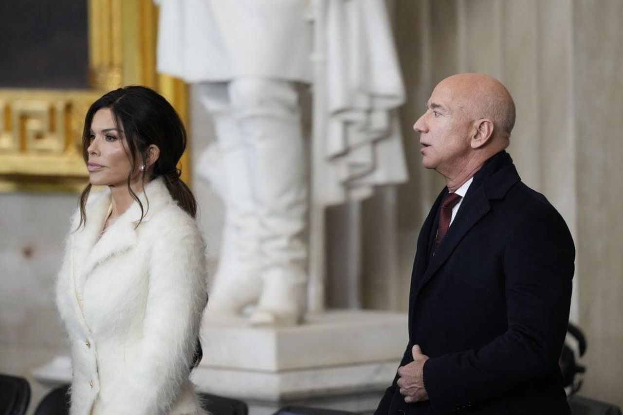 LOutfit_Controverso_di_Lauren_Sanchez_cLI6OnnGFt - Confidenze24 source:thehollywoodgossip - L'Outfit Controverso di Lauren Sanchez - Lauren Sanchez e Jeff Bezos all'inaugurazione