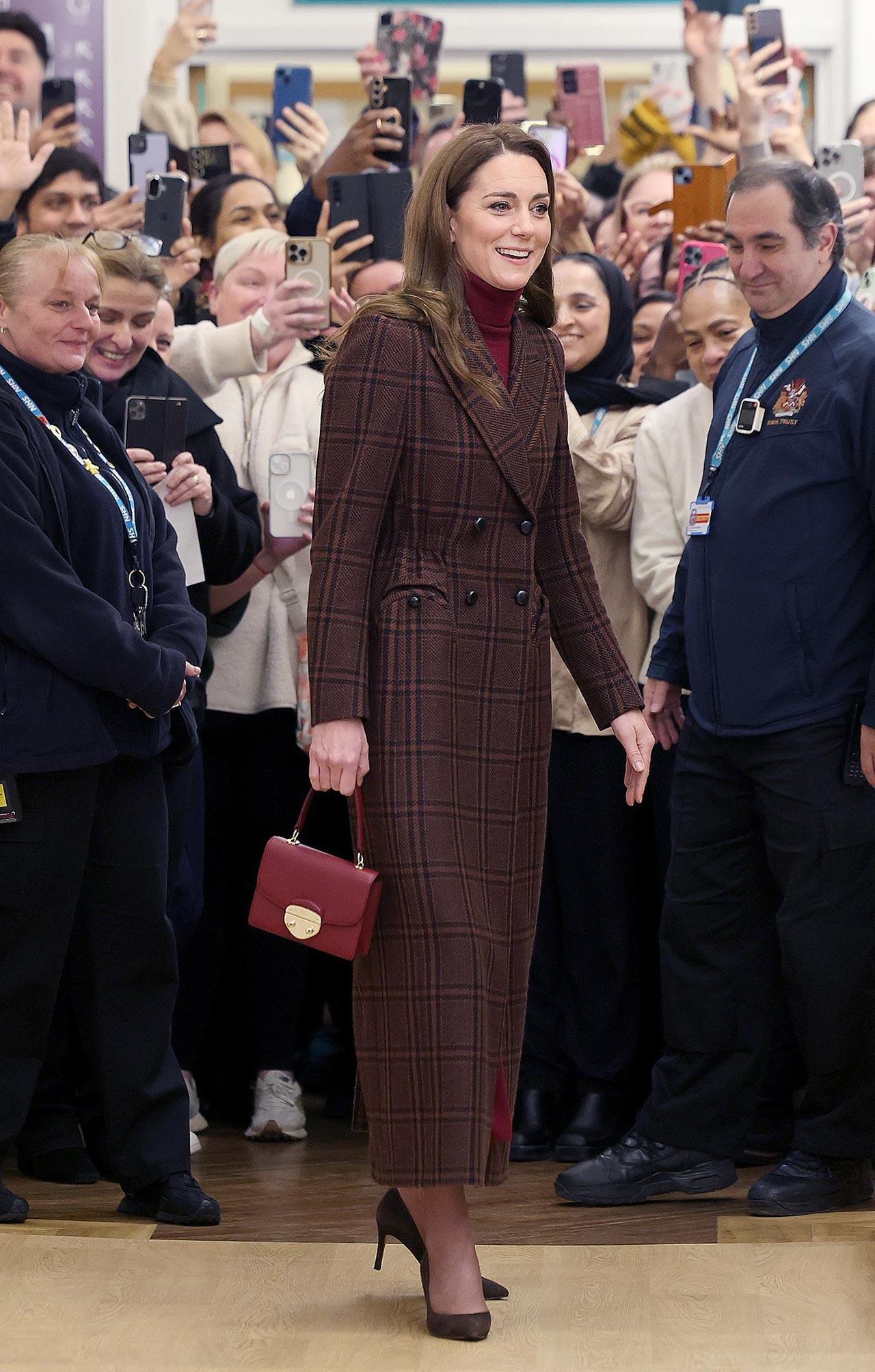 La_Borsa_Asprey_Un_Tocco_di_Lusso_VTKeoiaUA4 - Confidenze24 source:usmagazine - La Borsa Asprey: Un Tocco di Lusso - Kate Middleton con la borsa Asprey