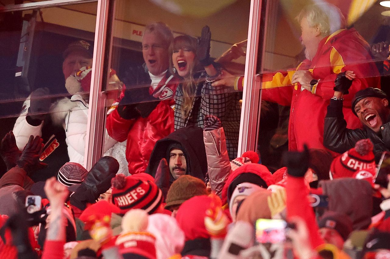 La_Celebrazione_di_Taylor_Swift_d6Zw7P748E - Confidenze24 source:usmagazine - La Celebrazione di Taylor Swift - Taylor Swift celebra il touchdown di Travis Kelce