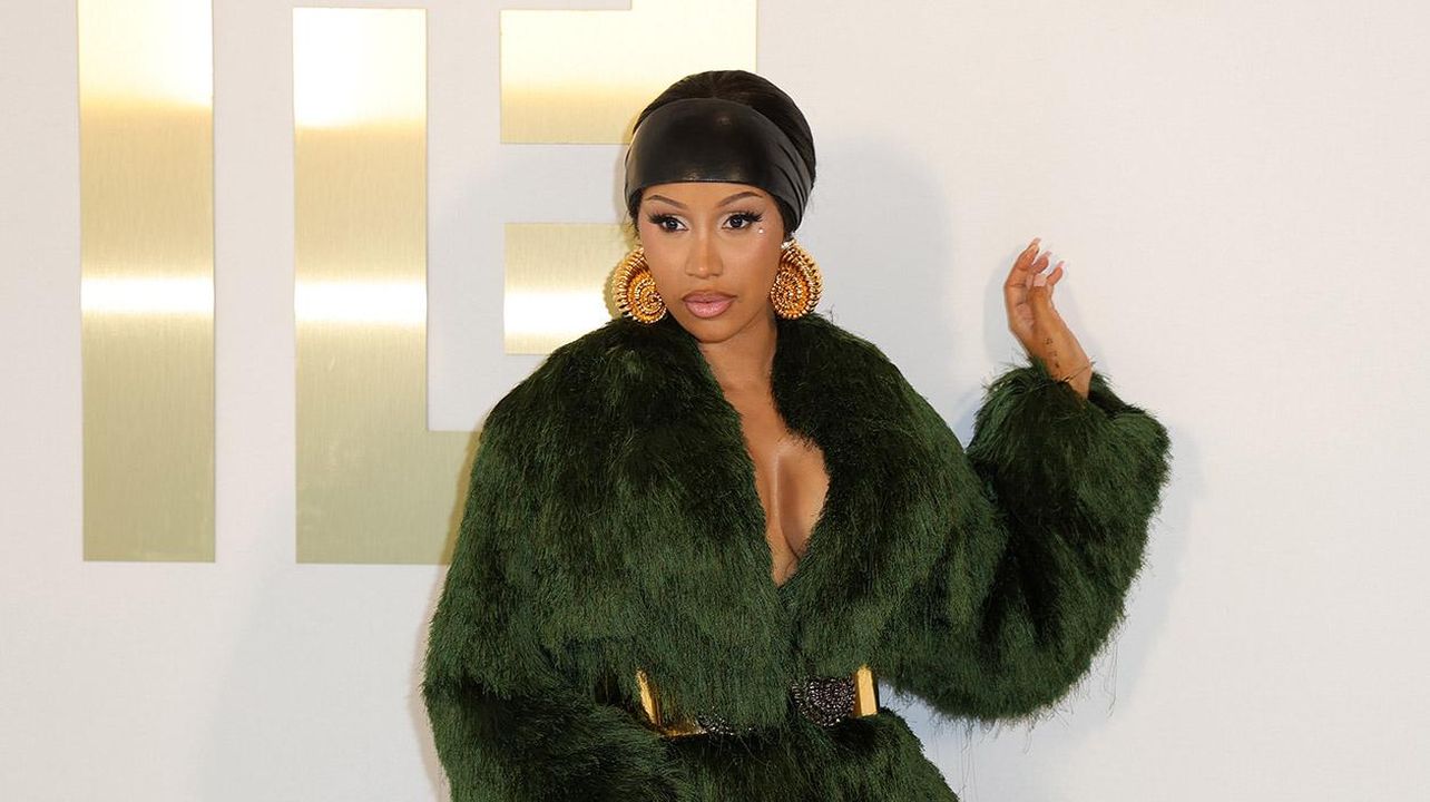 La_Controversia_Legale_tra_Cardi_B_e_Tasha_K_sgynMvY1v9 - Confidenze24 source:billboard - La Controversia Legale tra Cardi B e Tasha K - Cardi B durante la settimana della moda di Parigi.