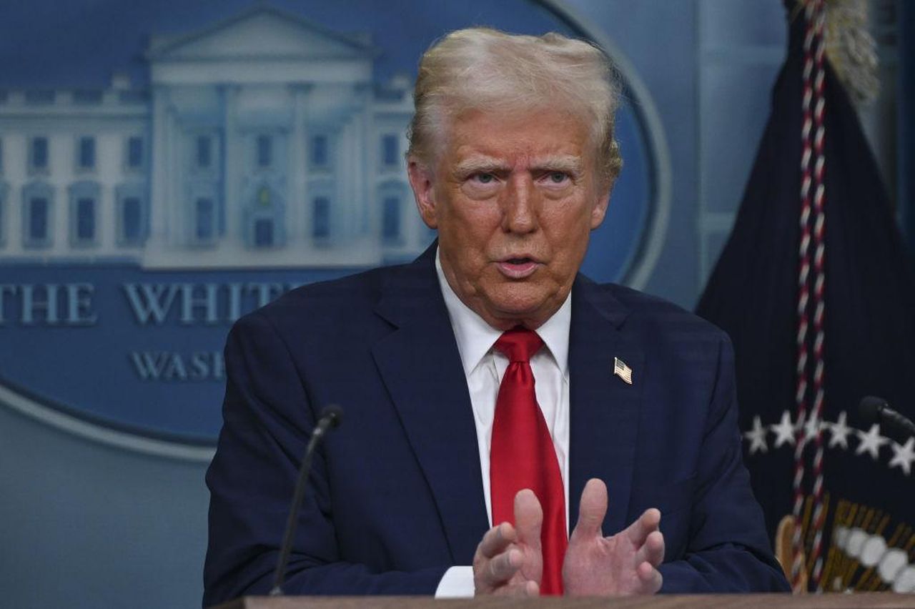 La_Delusione_di_DEI_Trump_e_la_Collisione_Aerea_KmLCNJ5UUP - Confidenze24 La Delusione di DEI: Trump e la Collisione Aerea - Il presidente degli Stati Uniti Donald Trump durante una conferenza stampa alla Casa Bianca