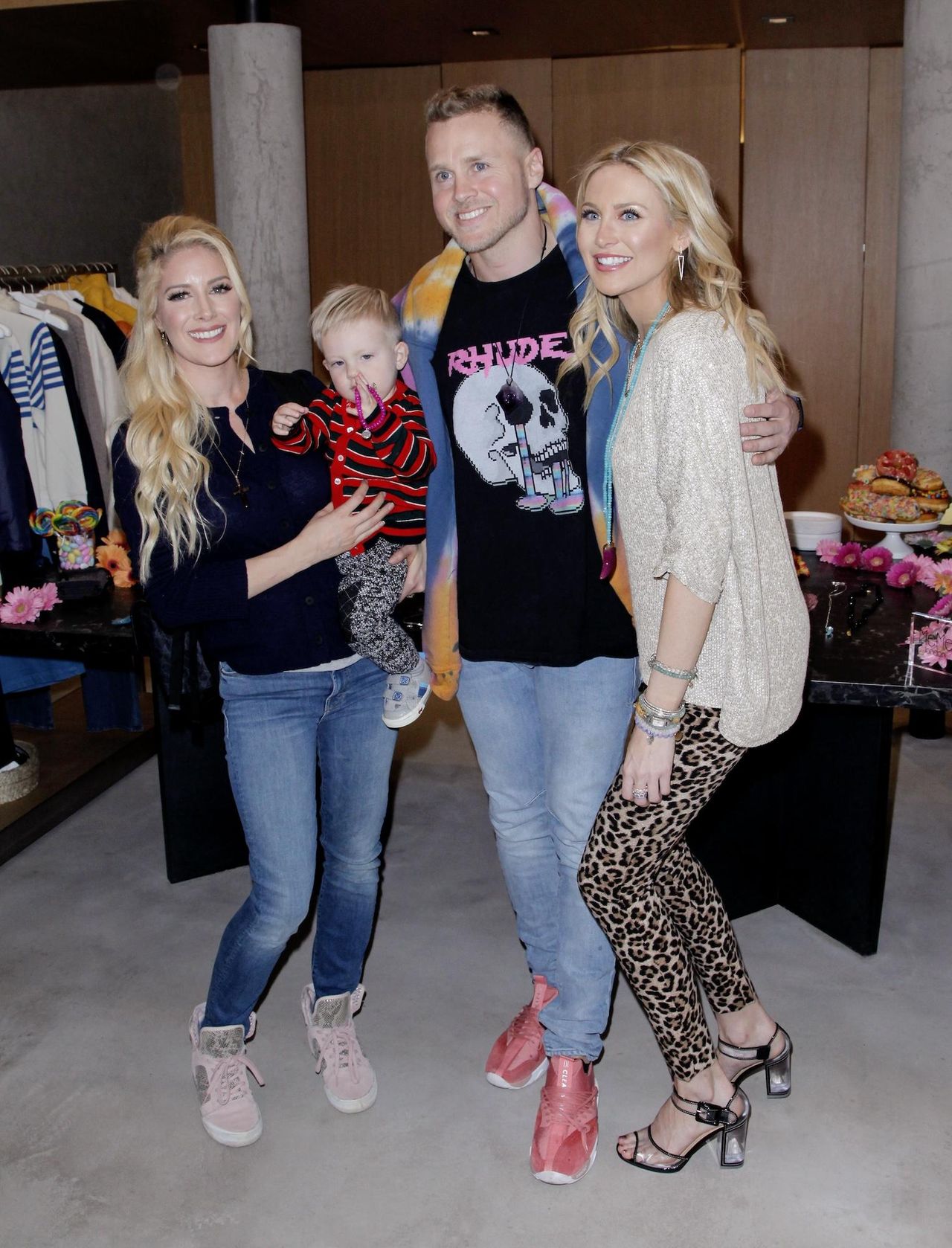 La_Devastazione_dellIncendio_RyVS4dpSMy - Confidenze24 source:usmagazine - La Devastazione dell'Incendio - (da sinistra) Heidi Montag, figlio, Gunner, Spencer Pratt, Stephanie Pratt