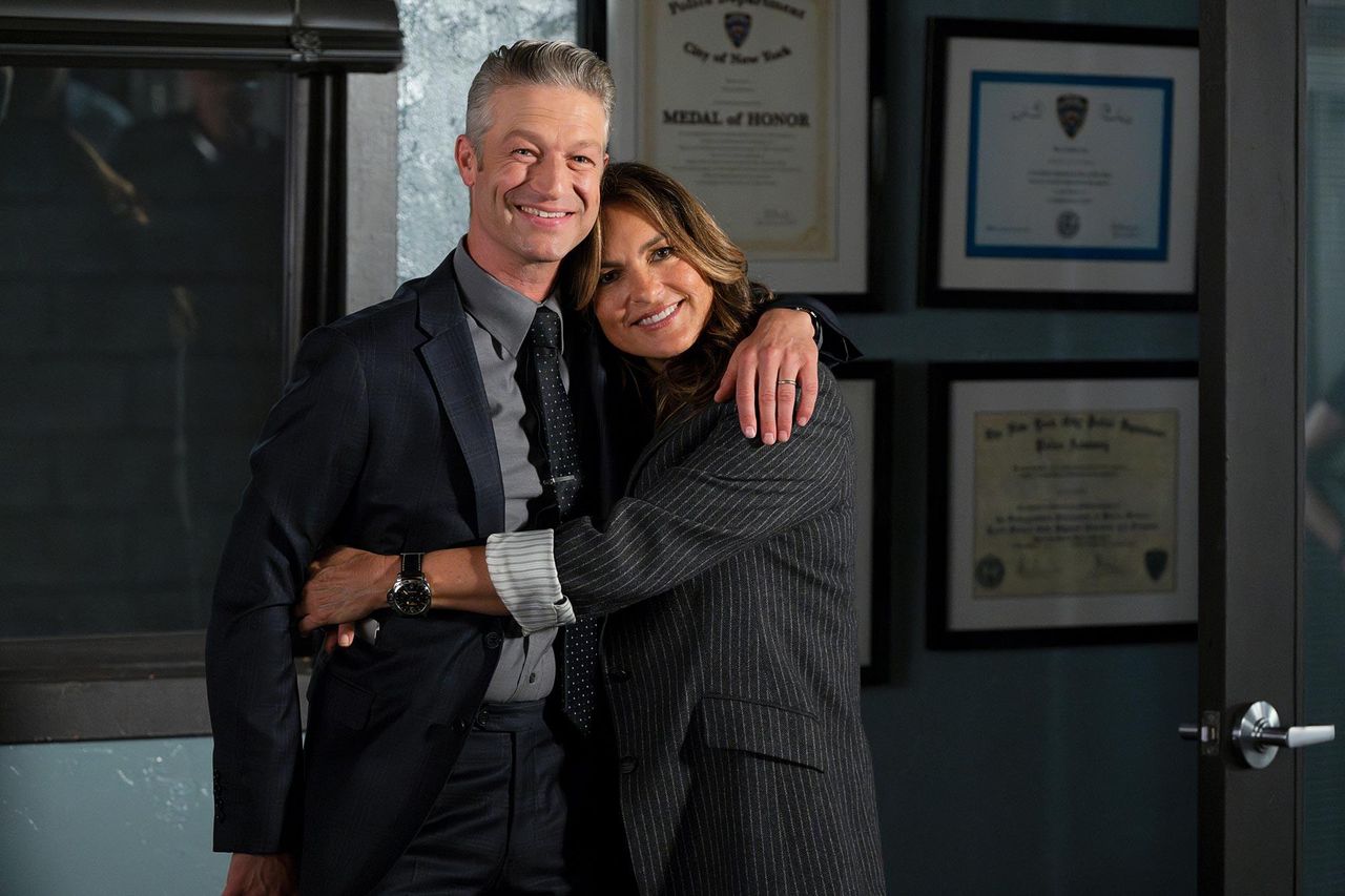 La_Dinamica_tra_Carisi_e_Benson_7SWxzxSoHH - Confidenze24 source:usmagazine - La Dinamica tra Carisi e Benson - Peter Scanavino e Mariska Hargitay