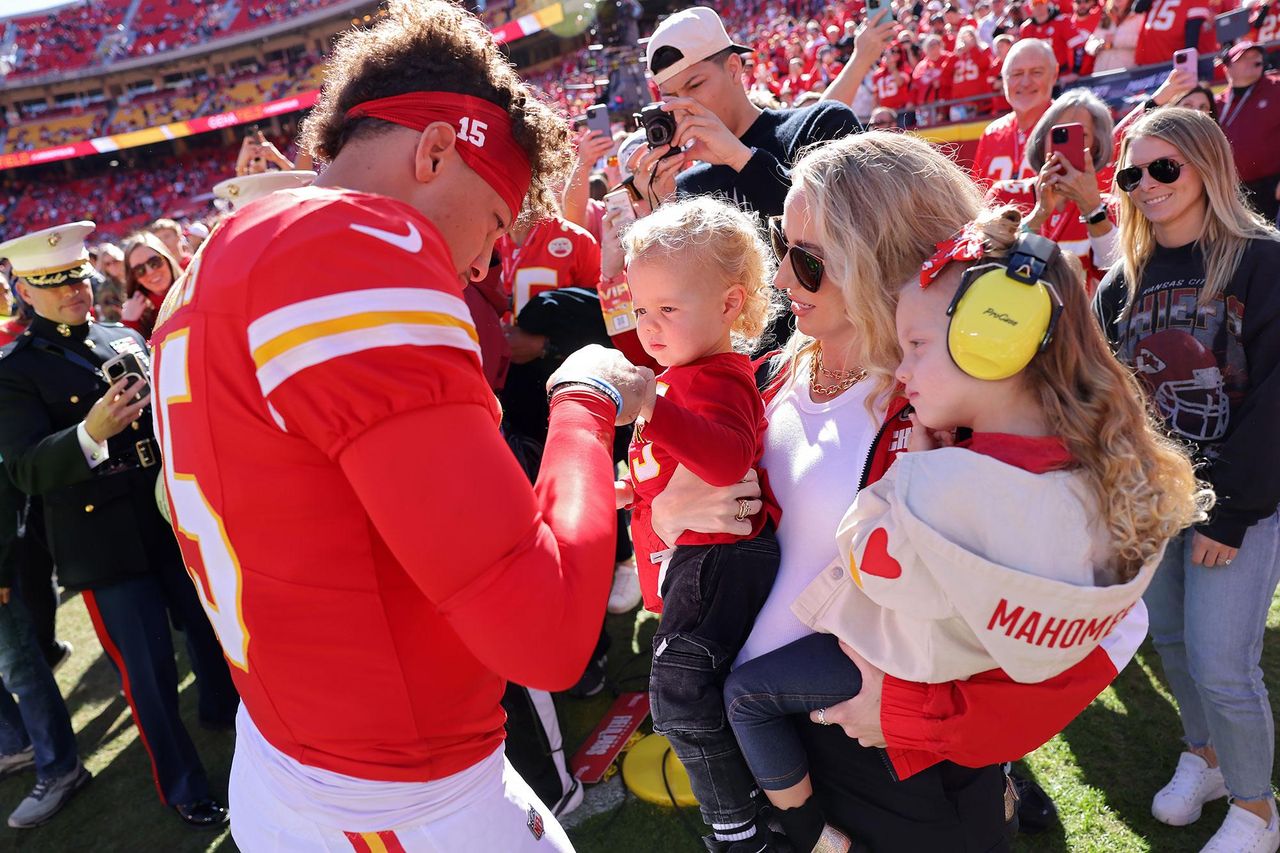 La_Famiglia_Mahomes_in_Crescita_0N5ctN1m6K - Confidenze24 source:usmagazine - La Famiglia Mahomes in Crescita - Patrick Mahomes, Bronze, Brittany Mahomes e Sterling.