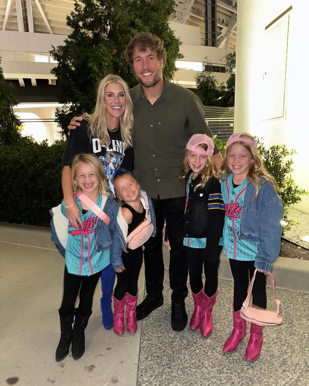 source:usmagazine - La Famiglia Stafford in Viaggio - Kelly Stafford e i bambini arrivano in Arizona per la partita di playoff