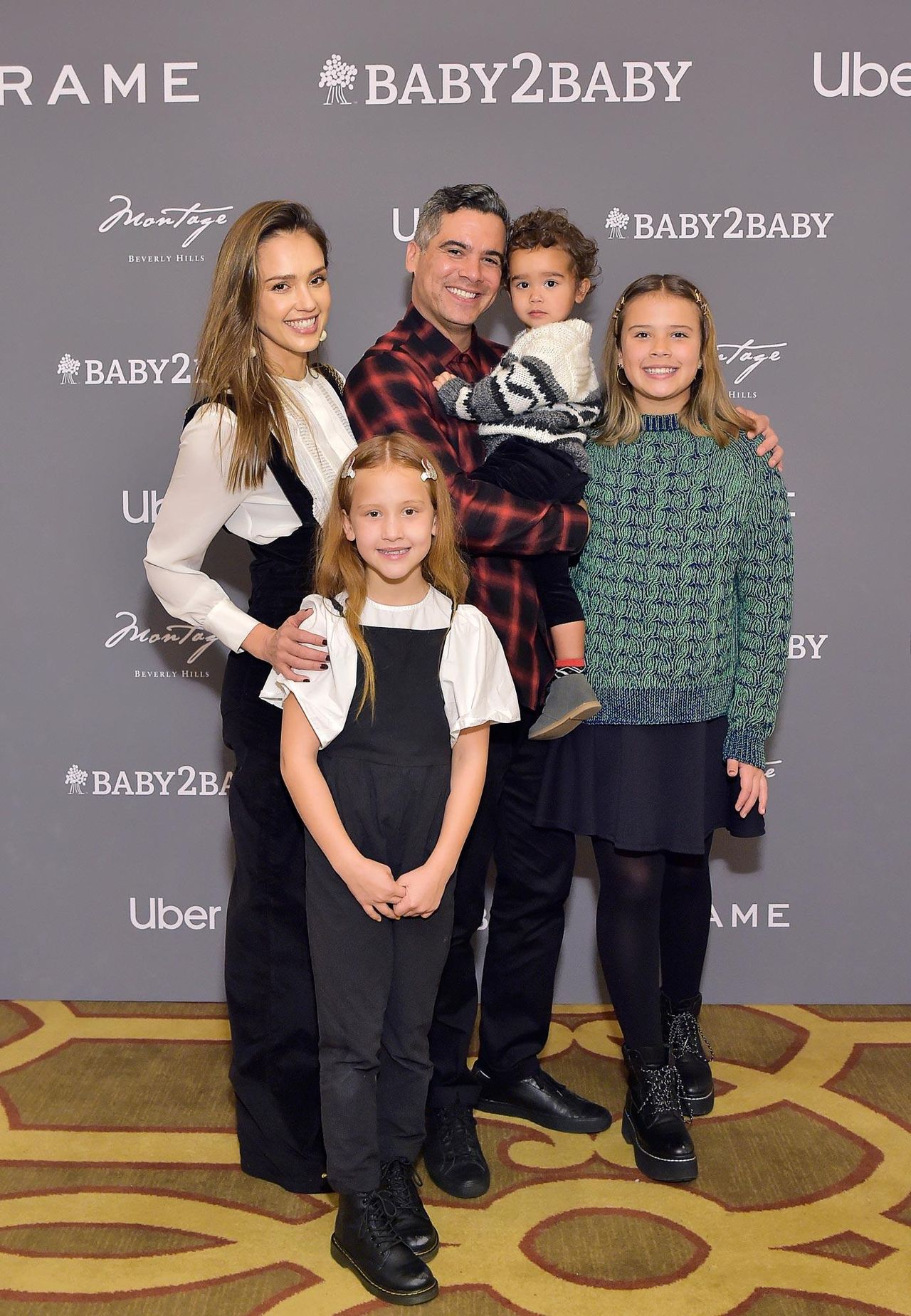 La_Famiglia_di_Jessica_Alba_e_Cash_Warren_JCuALSAP8R - Confidenze24 source:usmagazine - La Famiglia di Jessica Alba e Cash Warren - Jessica Alba e Cash Warren con i loro 3 bambini