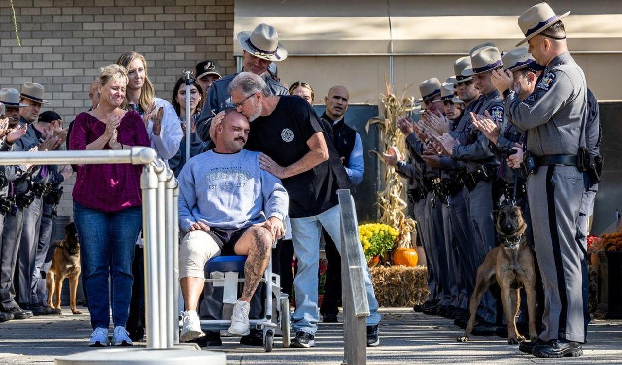 La_Farsa_di_Thomas_Mascia_BH0NprxYkg - Confidenze24 La Farsa di Thomas Mascia - Il trooper di New York Thomas Mascia lascia l'ospedale di Long Island con i suoi genitori