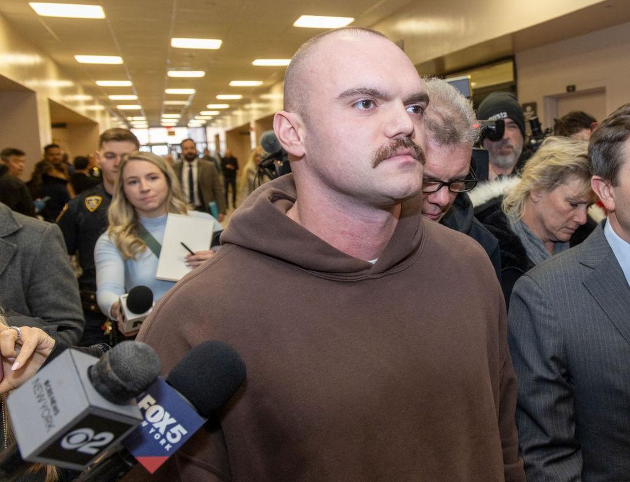 La_Farsa_di_Thomas_Mascia_Cs3QXUhkQz - Confidenze24 La Farsa di Thomas Mascia - L'ex trooper di NY Thomas Mascia lascia il tribunale di Long Island