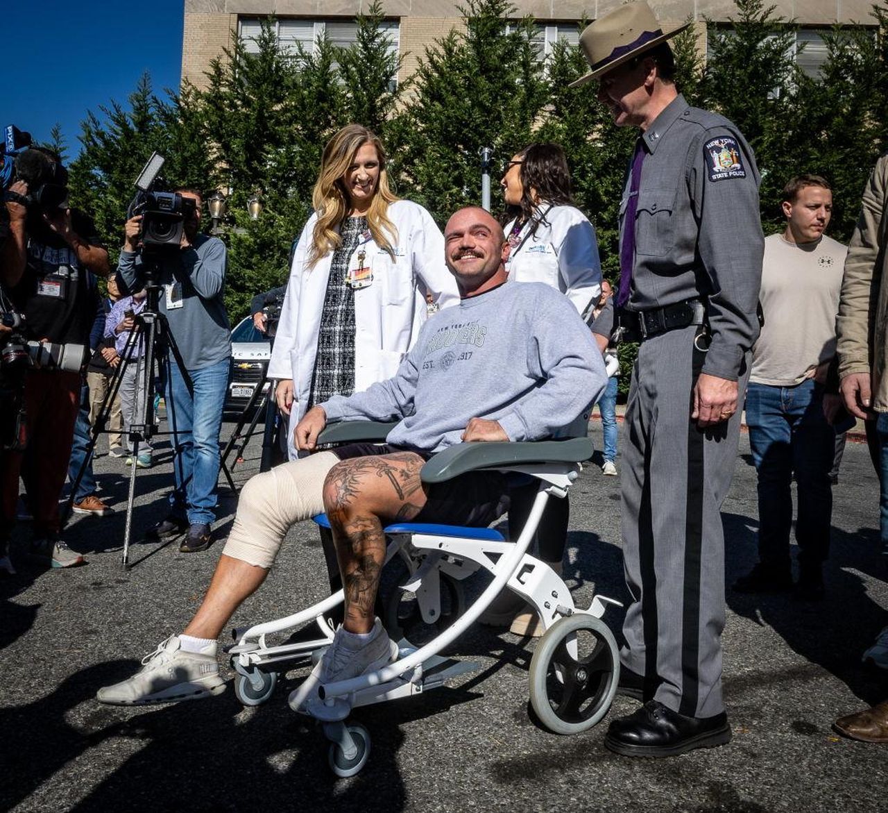 La_Farsa_di_Thomas_Mascia_pfFEJ9wxcG - Confidenze24 La Farsa di Thomas Mascia - Il trooper ferito Thomas Mascia lascia in sedia a rotelle dall'ospedale di East Meadow, New York