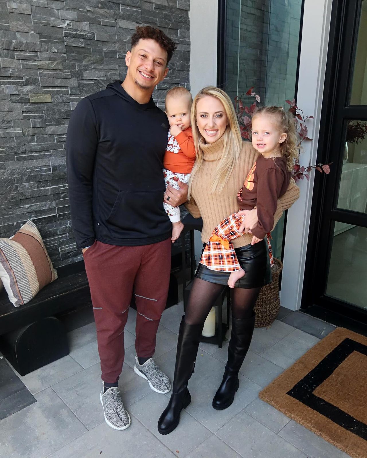 La_Gioia_di_Patrick_Mahomes_per_la_Famiglia_Xd7Ue2vcLd - Confidenze24 source:usmagazine - La Gioia di Patrick Mahomes per la Famiglia - Patrick Mahomes spera di non crescere ulteriormente dopo la nascita della terza figlia
