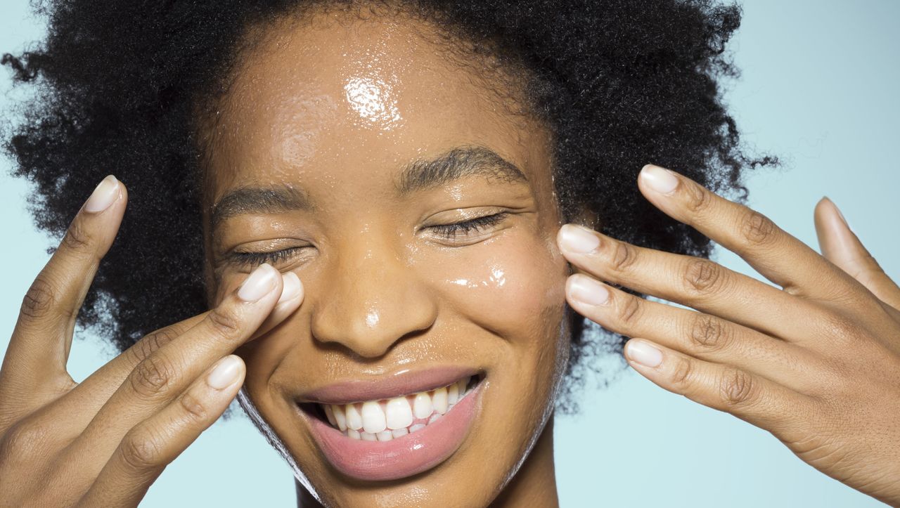 La_Maschera_che_Fa_Miracoli_ZZ6PJ8TtUi - Confidenze24 source:usmagazine - La Maschera che Fa Miracoli - Primo piano di una donna che applica una maschera idratante sul viso, sorridendo.