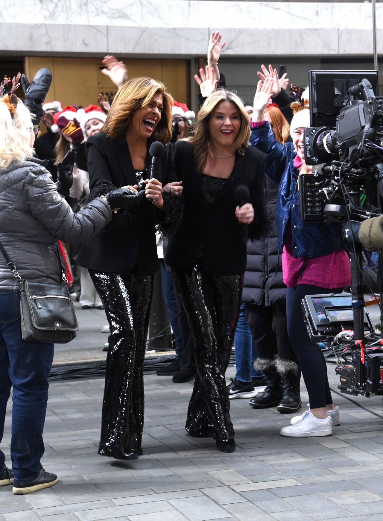 La_Performance_di_Jenna_per_Hoda_MtDvGkunnG - Confidenze24 source:closerweekly - La Performance di Jenna per Hoda - Jenna Bush Hager canta per Hoda Kotb