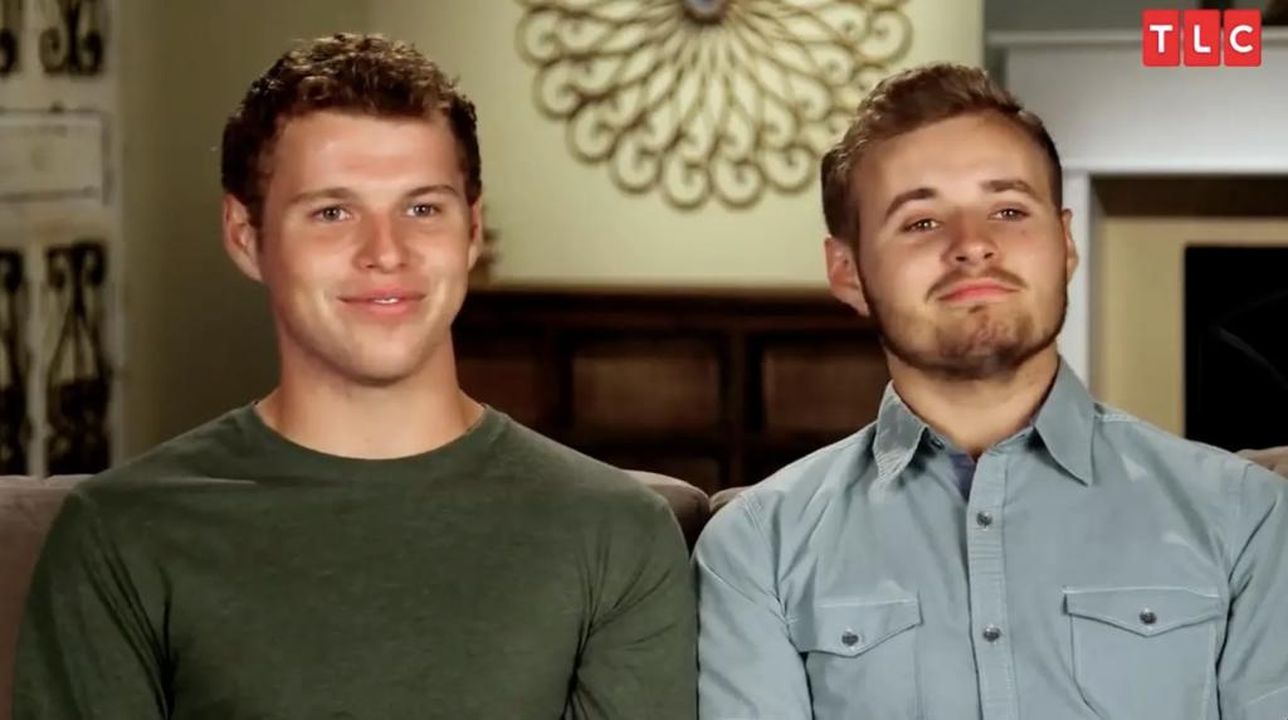 La_Reazione_della_Famiglia_efL0IV2d32 - Confidenze24 source:thehollywoodgossip - La Reazione della Famiglia - Due fratelli Duggar filmando un segmento confessionale per la serie TLC della famiglia.