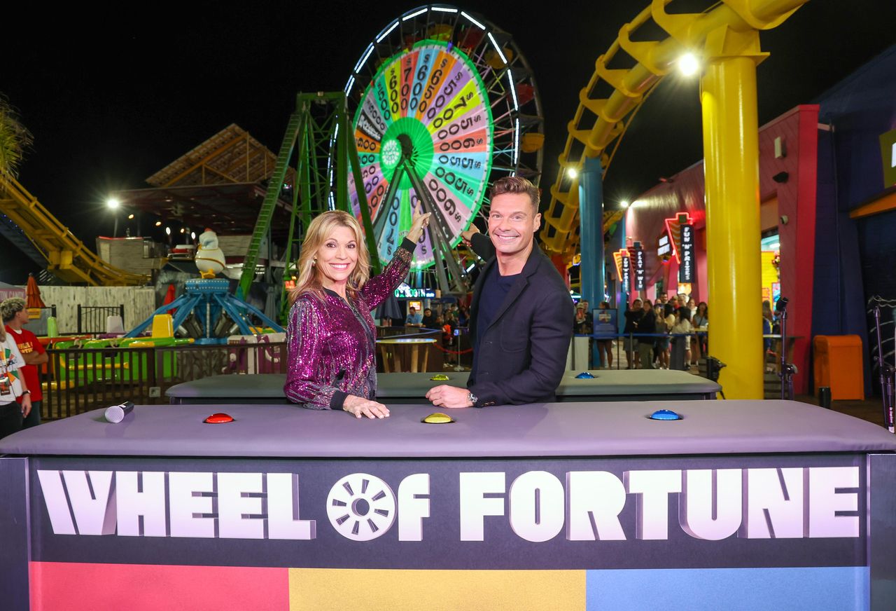 La_Reazione_di_Ryan_e_il_Premio_del_Concorrente_NOcZEJvOLB - Confidenze24 source:closerweekly - La Reazione di Ryan e il Premio del Concorrente - Ryan Seacrest cade a terra durante Wheel of Fortune