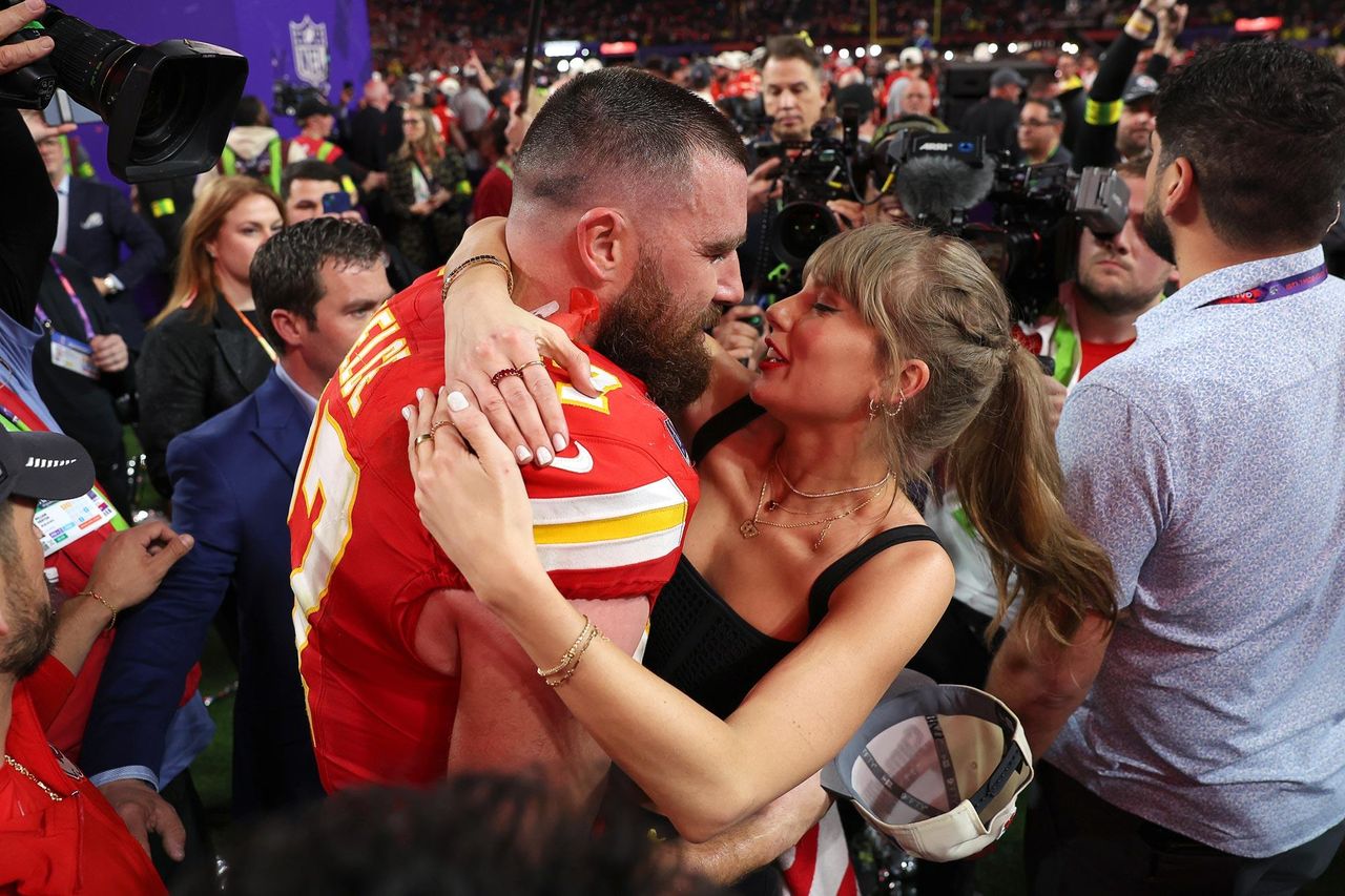 source:usmagazine - La Relazione di Travis e Taylor - Travis Kelce e Taylor Swift