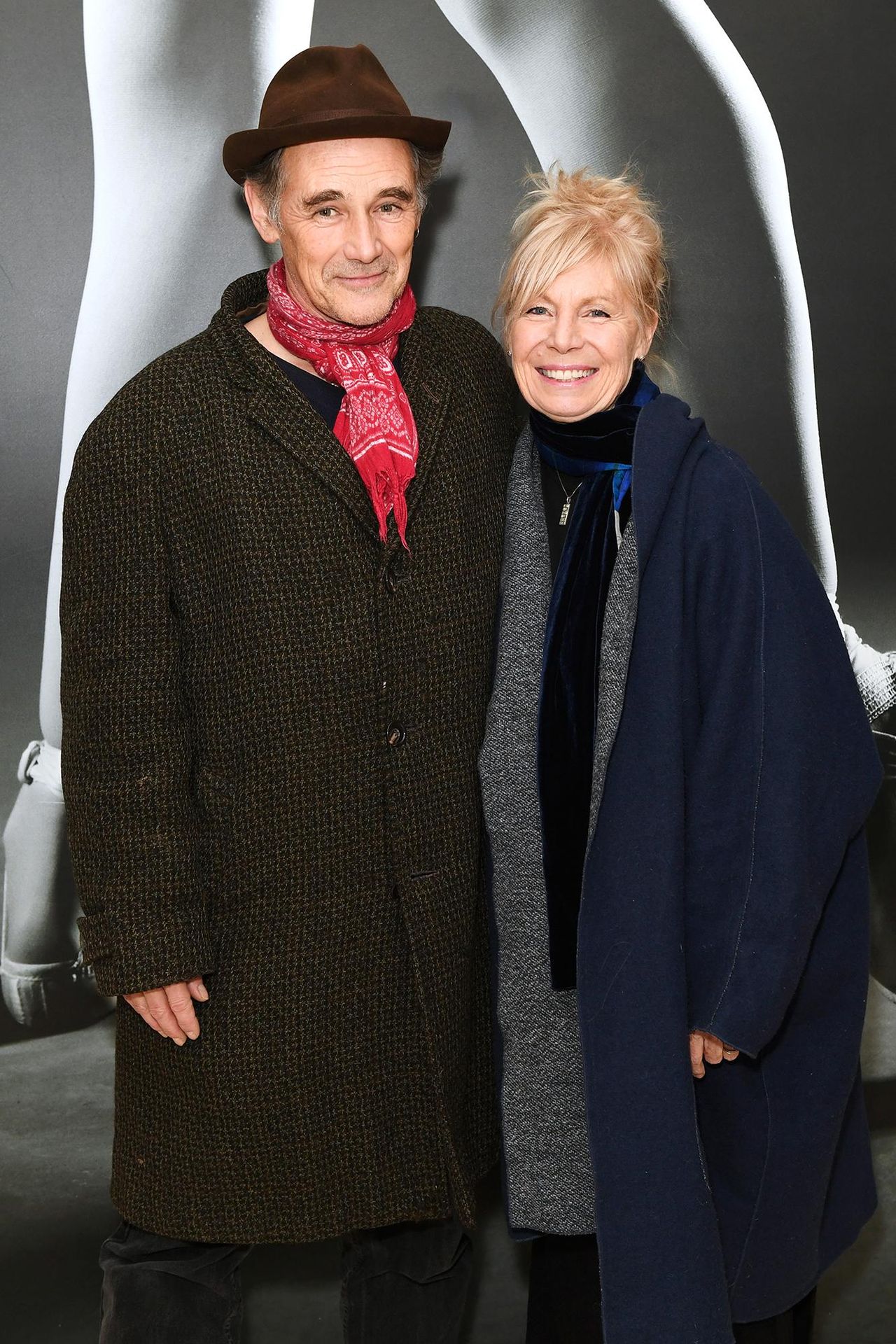 La_Triste_Notizia_della_Scomparsa_lBBFhilxQk - Confidenze24 source:usmagazine - La Triste Notizia della Scomparsa - Mark Rylance e Claire van Kampen.