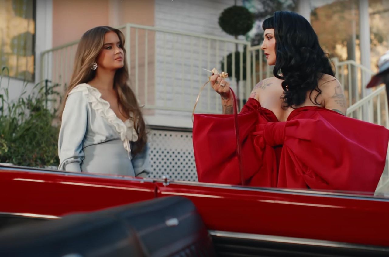 La_casa_distrutta_dai_roghi_SJJCCxhEYv - Confidenze24 source:billboard - La casa distrutta dai roghi - Julia Michaels e Maren Morris nel video 'Scissors'