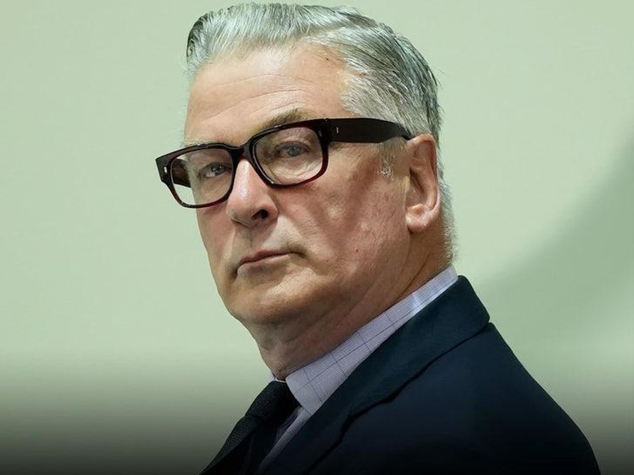 La_causa_di_Alec_Baldwin_JiUZ8WyKnZ - Confidenze24 source:allcelebrities - La causa di Alec Baldwin - Alec Baldwin in primo piano