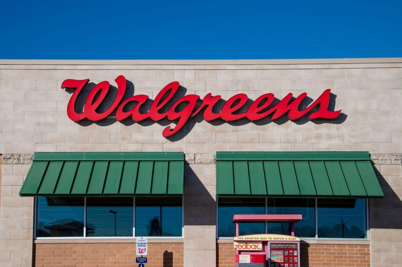 La_confessione_del_CEO_di_Walgreens_y8VEu3bBkM - Confidenze24 source:bossip - La confessione del CEO di Walgreens - Logo della farmacia Walgreens a Leavenworth, Kansas