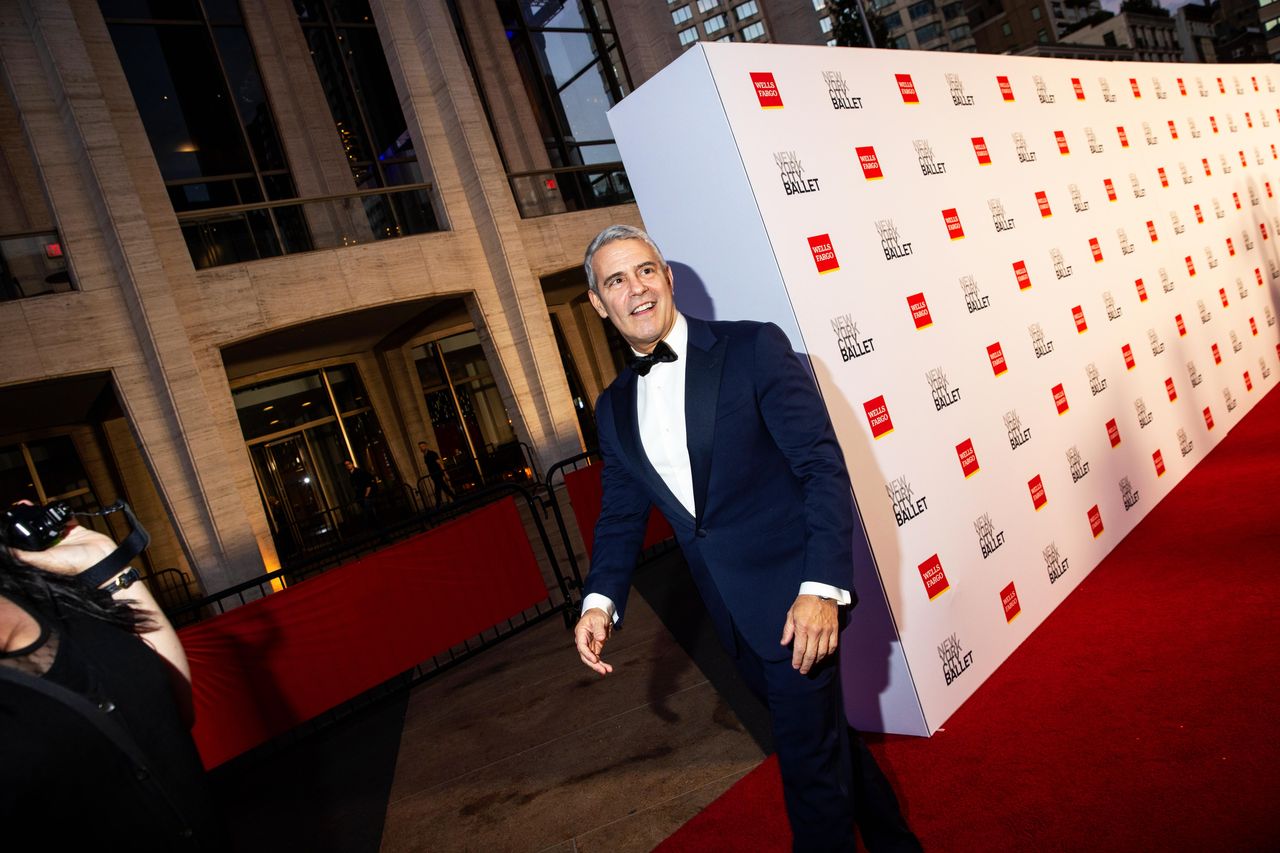La_conversazione_che_ha_cambiato_tutto_per_Andy_Cohen_7934CSTWjk - Confidenze24 source:sheknows - La conversazione che ha cambiato tutto per Andy Cohen - Andy Cohen al NYCB Fall Fashion Gala il 9 ottobre 2024 a New York.
