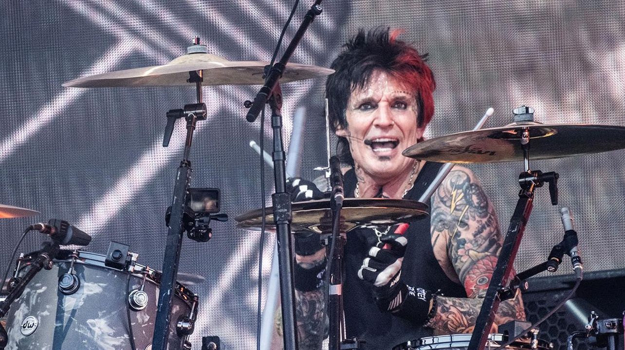 La_critica_di_Tommy_Lee_7Uek7rfMyI - Confidenze24 source:billboard - La critica di Tommy Lee - Tommy Lee dei Mötley Crüe si esibisce al festival Copenhell a Copenaghen.