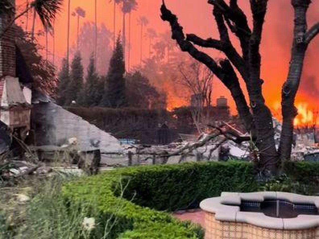 La_devastazione_della_casa_di_Cameron_7Nf6eGkqpq - Confidenze24 source:nine - La devastazione della casa di Cameron - Cameron Mathison ha condiviso un video della sua casa distrutta.
