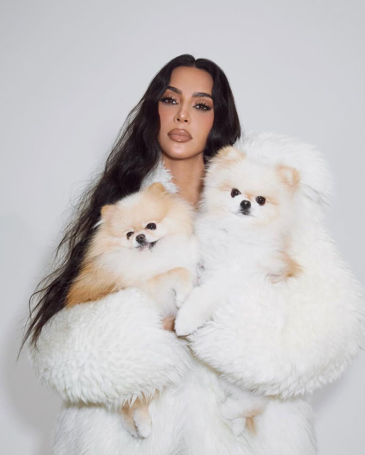 La_donazione_di_Skims_per_le_vittime_degli_incendi_3J1Xx7ZSpG - Confidenze24 source:celebitchy - La donazione di Skims per le vittime degli incendi - Kim Kardashian dona abbigliamento