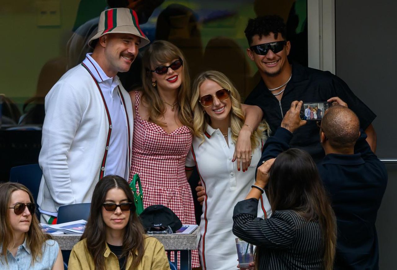 La_famiglia_Mahomes_in_crescita_b00OpQWiqT - Confidenze24 source:celebitchy - La famiglia Mahomes in crescita - Brittany e Patrick Mahomes alla premiere di Netflix