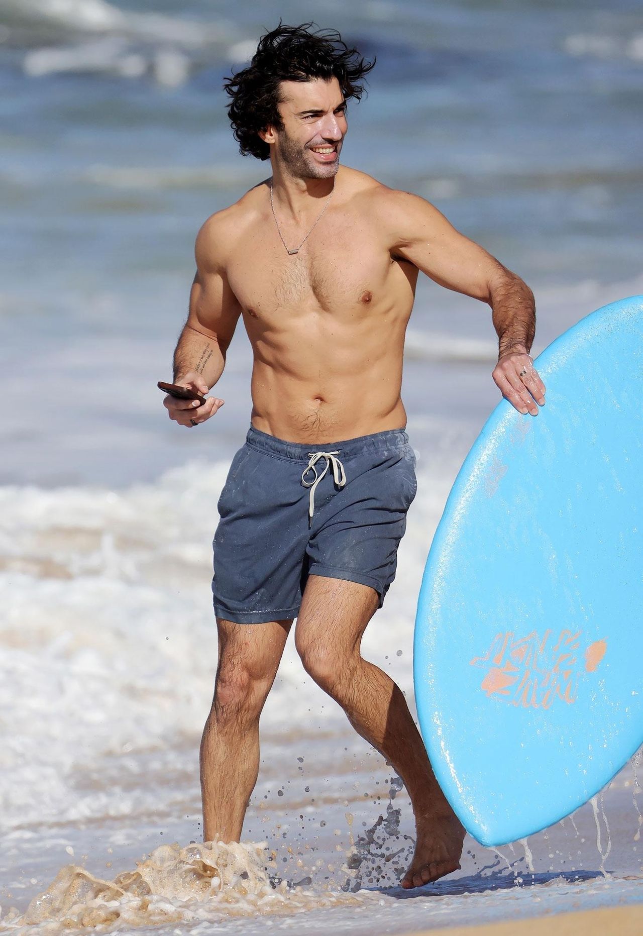 source:usmagazine - La fuga alle Hawaii di Justin Baldoni - Justin Baldoni in spiaggia alle Hawaii