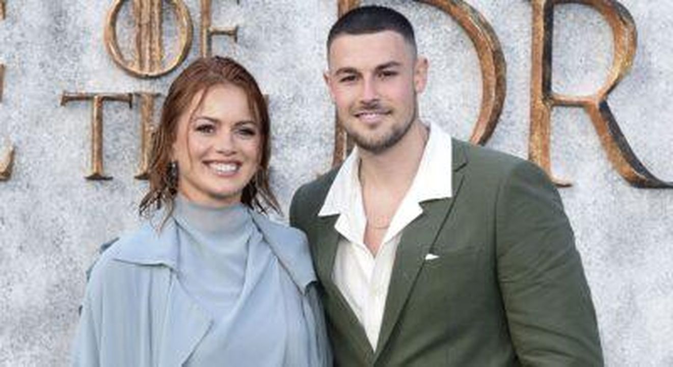 La_maledizione_di_Strictly_colpisce_ancora_ySbCOOCG6i - Confidenze24 source:entertainmentdaily - La maledizione di Strictly colpisce ancora - Tasha Ghouri e Andrew Le Page sorridenti su un red carpet