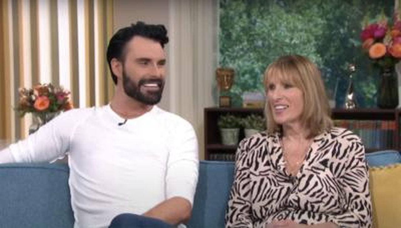 La_mamma_di_Rylan_Clark_soffre_di_malattia_di_Crohn_l9G4tAONe6 - Confidenze24 source:entertainmentdaily - La mamma di Rylan Clark soffre di malattia di Crohn - Rylan Clark e sua madre Linda a This Morning