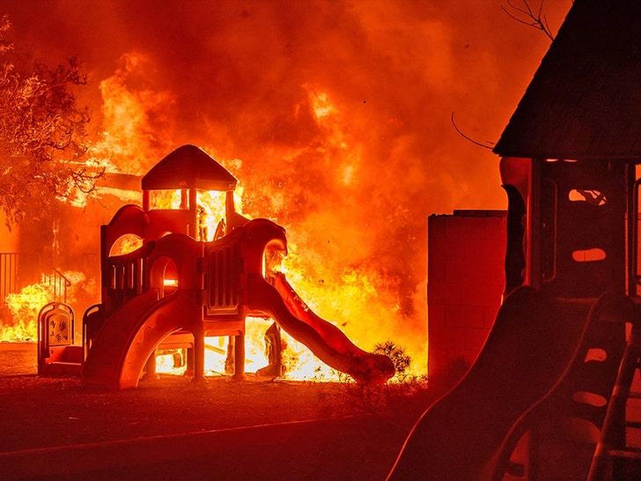 La_mancanza_di_acqua_e_le_speranze_di_un_miracolo_CB3efhOVXo - Confidenze24 source:allcelebrities - La mancanza di acqua e le speranze di un miracolo - Incendio a Pasadena